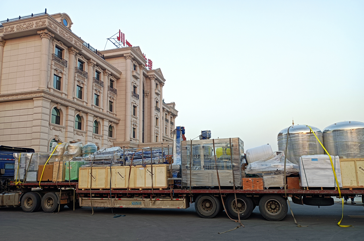 【川一股份】5000小瓶水灌裝線+500小桶水灌裝線水廠設(shè)備裝車發(fā)往棗莊市山亭區(qū)